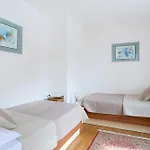 Luce - 2 Private Units, Pool, Grill & Garage Villa *