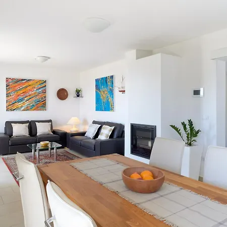 With Two Separate Four-bed Apartments, Private Pool, Grill And Garage Vila Makarska