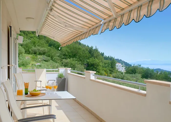 With Two Separate Four-bed Apartments, Private Pool, Grill And Garage Vila *