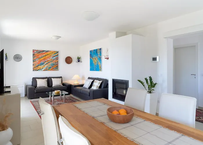 With Two Separate Four-bed Apartments, Private Pool, Grill And Garage Vila Makarska