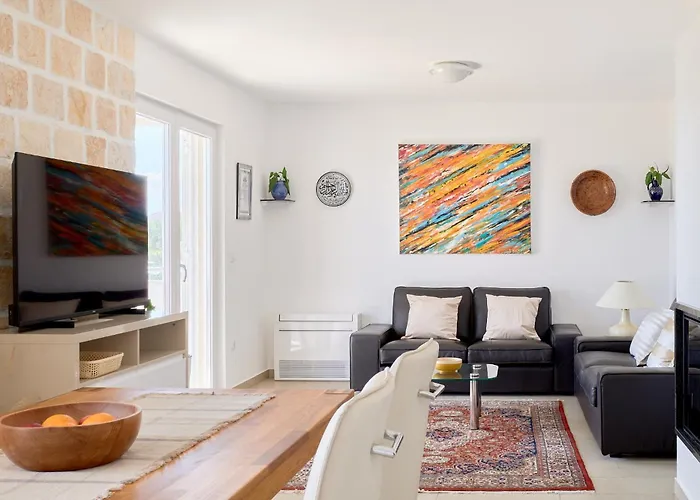 With Two Separate Four-bed Apartments, Private Pool, Grill And Garage Vila Makarska