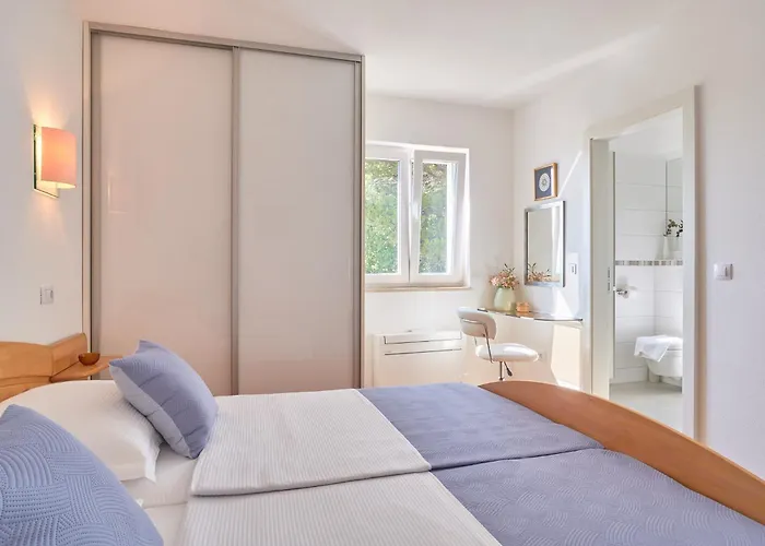 With Two Separate Four-bed Apartments, Private Pool, Grill And Garage Vila Makarska