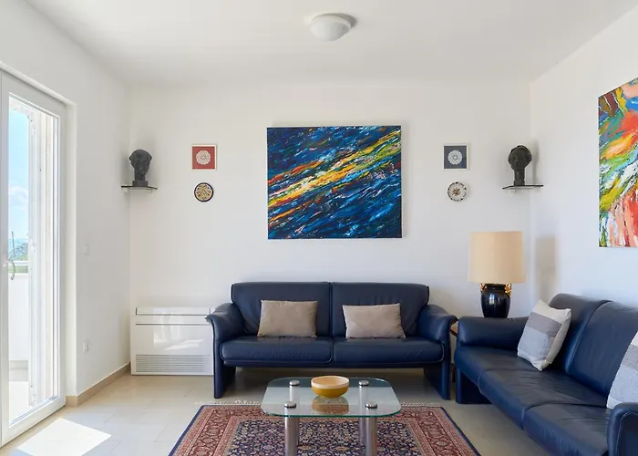 With Two Separate Four-bed Apartments, Private Pool, Grill And Garage Vila *