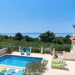 Luce - 2 Private Units, Pool, Grill & Garage *