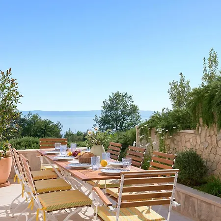 Luce - 2 Private Units, Pool, Grill & Garage Villa