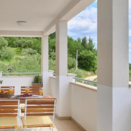 Villa Luce - 2 Private Units, Pool, Grill & Garage